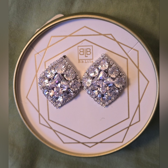BB Lila NWT Crystal Stud Post Earrings - Picture 4 of 8